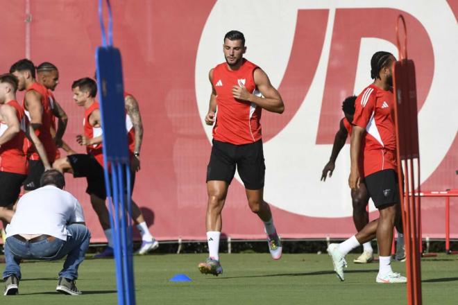 Rafa Mir, entrenando con el Sevilla (Foto: Kiko Hurtado).