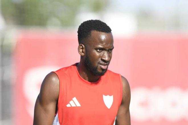 Dodi Lukebakio, entrenando con el Sevilla (Foto: Kiko Hurtado).