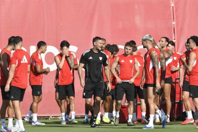 Guido Bonini, dirigiendo el entrenamiento del Sevilla (Foto: Kiko Hurtado).