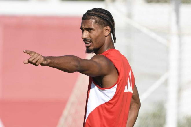 Loïc Badé, entrenando con el Sevilla (Foto: Kiko Hurtado).