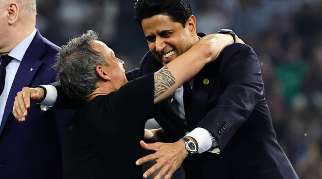 Al Khelaifi se abraza con Luis Enrique (Foto: Cordon Press)