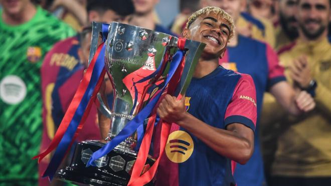 Lamine Yamal levantando el trofeo de liga (Cordon Press)