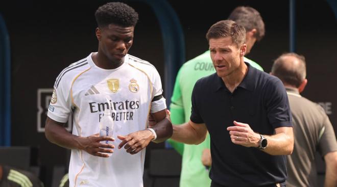 Tchouámeni habla con Xabi Alonso (Foto: Cordon Press)