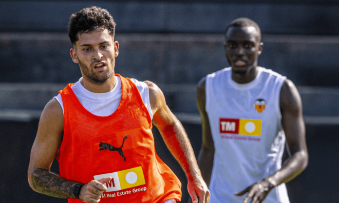 Hugo Duro y Diakhaby, dos de los jugadores del Valencia CF que estuvieron en Paterna (Foto: Valencia CF)