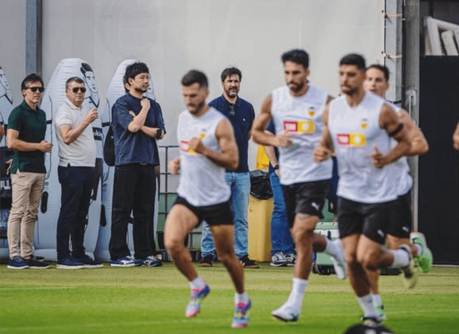 Kiat Lim observa el entrenamiento con Corona, Gourlay y Solís. Fue el día que hablaron de los fichajes y Europa