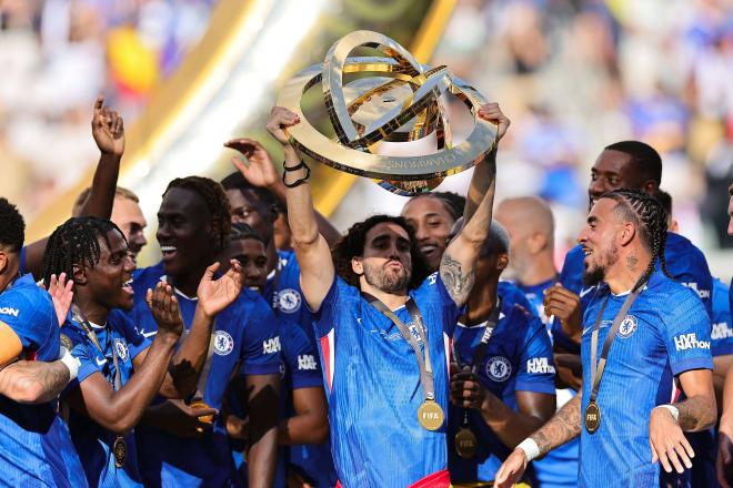 Marc Cucurella levanta el trofeo del Mundial de Clubes 2025 (Foto: Cordon Press)