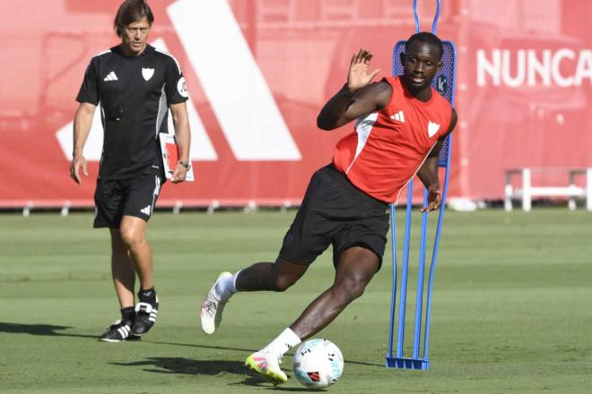 Nianzou y Almeyda, en la pretemporada del Sevilla (Foto: Kiko Hurtado).