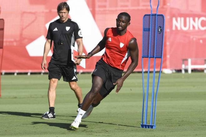 Nianzou y Almeyda, en la pretemporada del Sevilla (Foto: Kiko Hurtado).