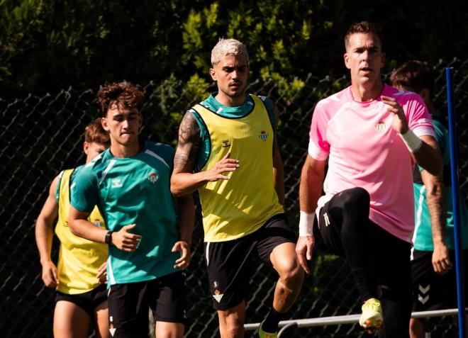 Marc Bartra y Adrián San Miguel, entrenando con el Betis (Foto: RBB).