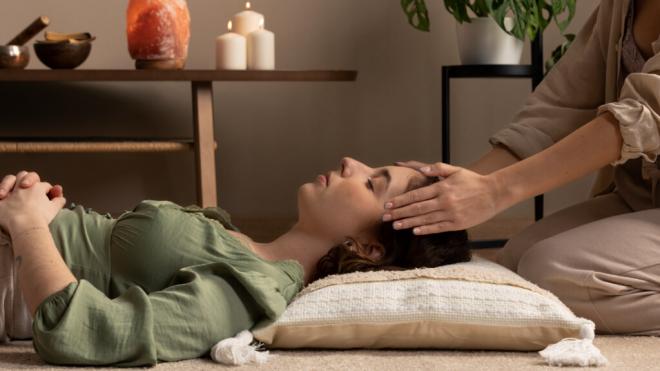Mujer haciendo Reiki (Foto: Freepik)