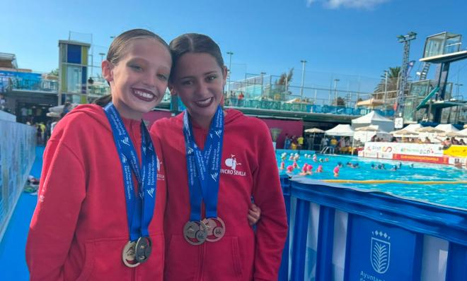 El dúo de natación artística del Sincro Sevilla dejó una extraordinaria actuación.
