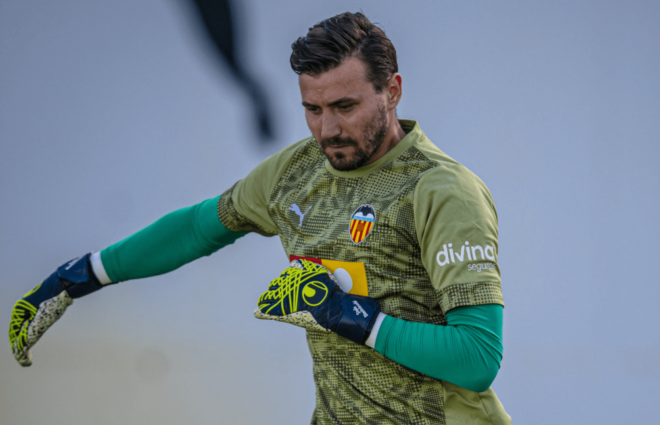 Stole Dimitrievski, titular en el primer partido con Carlos Corberán