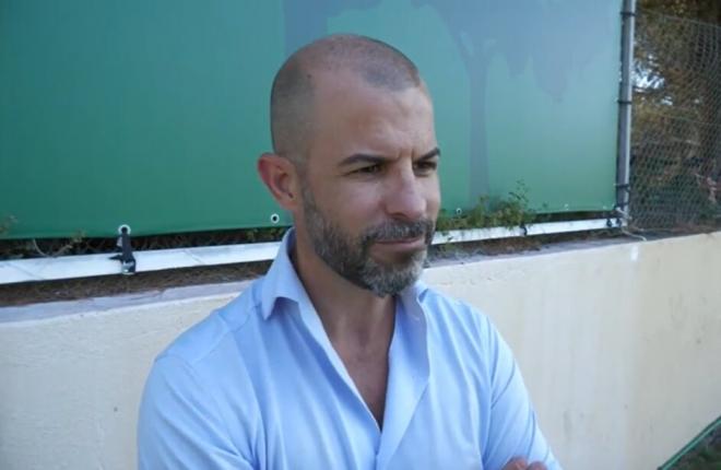 Manu Fajardo, ante los medios del club.