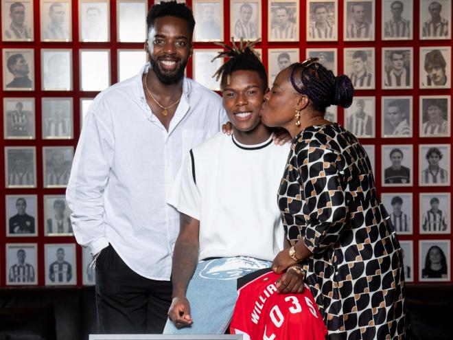 María Arthuer besa a Nico Williams en San Mamés ante Iñaki (Foto: Athletic Club).
