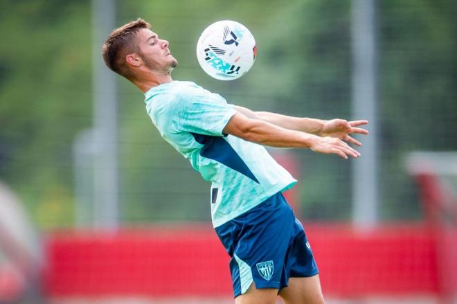 Control de Peio Canales en la pretemporada en Lezama (Foto: Athletic Club).