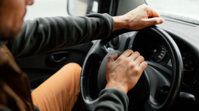 Hombre conduciendo un coche (Foto: Freepik)