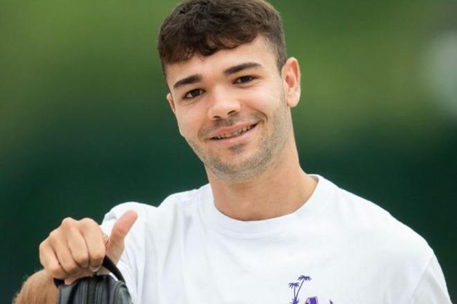 El central Unai Egiluz saluda al llegar a Lezama (Foto: Athletic Club).