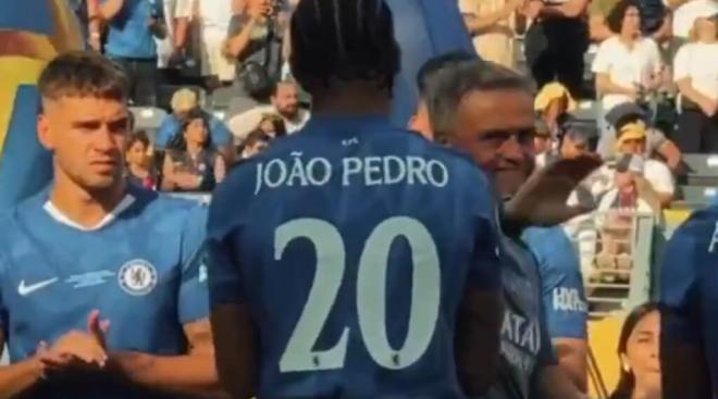 Luis Enrique se dirige hacia Joao Pedro (Foto: Cuenta 'X')