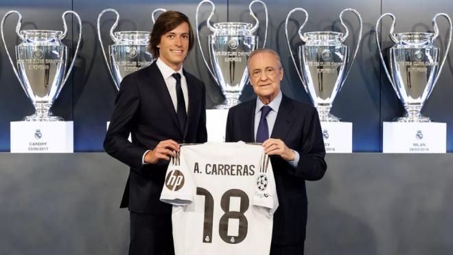 Florentino Pérez con Álvaro Carreras en su presentación (Real Madrid)