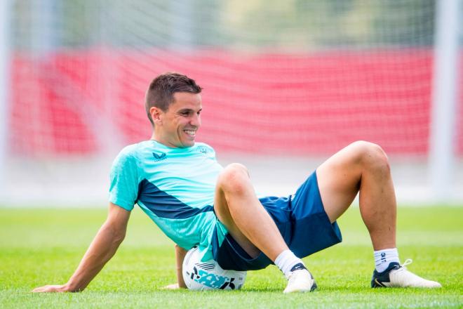 Iñigo Ruiz de Galarreta descansa en un entrenamiento del equipo de Ernesto Valverde en Lezama (Foto: Athletic Club).