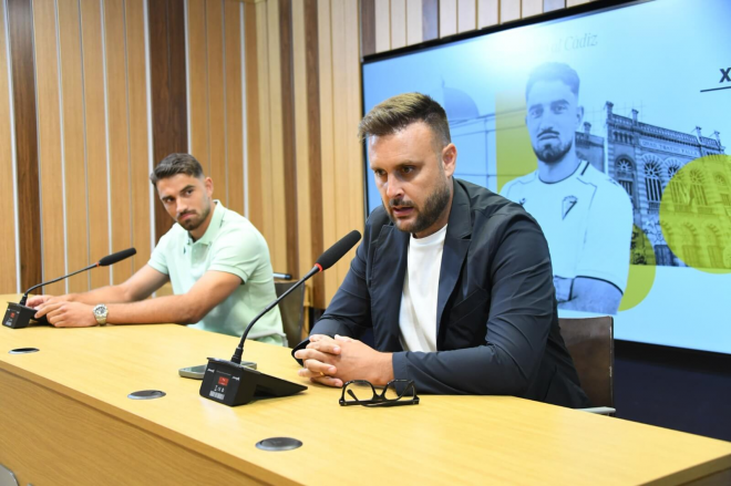 Juan Cala acompaña a García Pascual en su presentación oficial. (Foto: Cádiz CF)