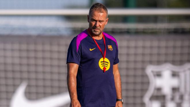 Hansi Flick en un entrenamiento de pretemporada (X: @FCBarcelona_es)