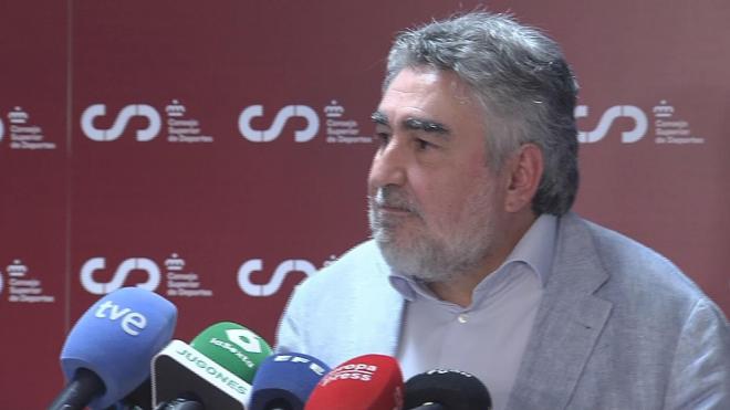 José Manuel Rodríguez Uribes atiende a la prensa.
