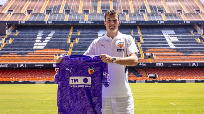 Julen Agirrezabala, presentado (Foto: Valencia CF)