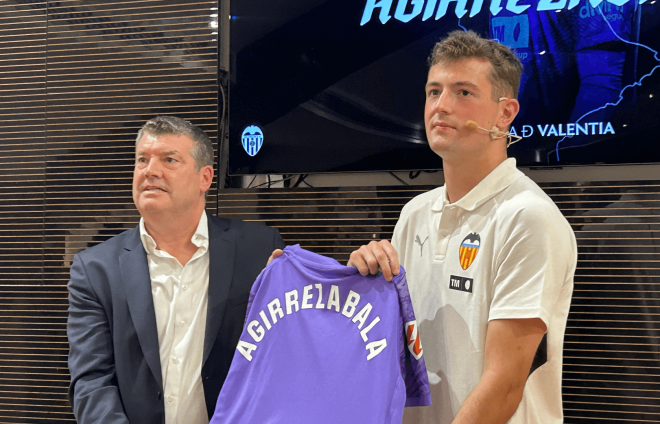 El portero del Athletic Club Julen Agirrezabala y Ron Gourlay posan ante la prensa (Foto: Valencia CF).