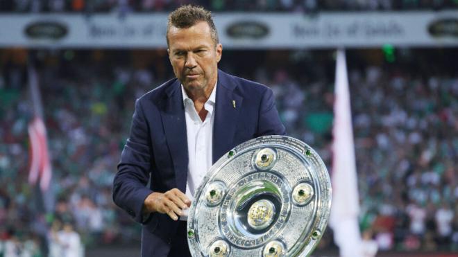 Lothar Matthäus con el trofeo de la Bundesliga (Cordon Press)