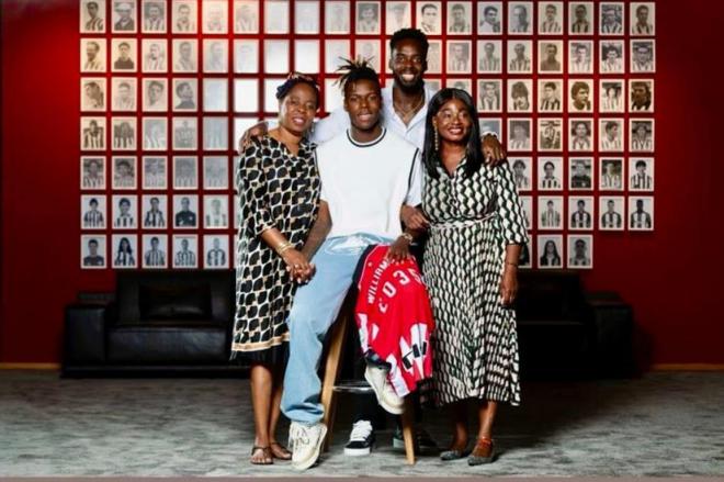 La familia de Iñaki y Nico Williams en San Mamés tras renovar (Foto: Athletic Club).