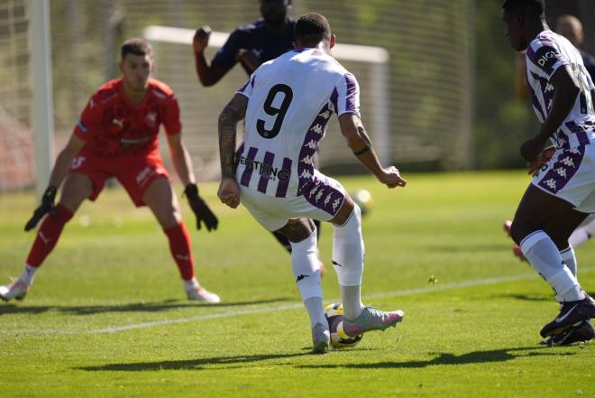 Marcos André anota el segundo gol ante el Pafos (Foto: Real Valladolid).