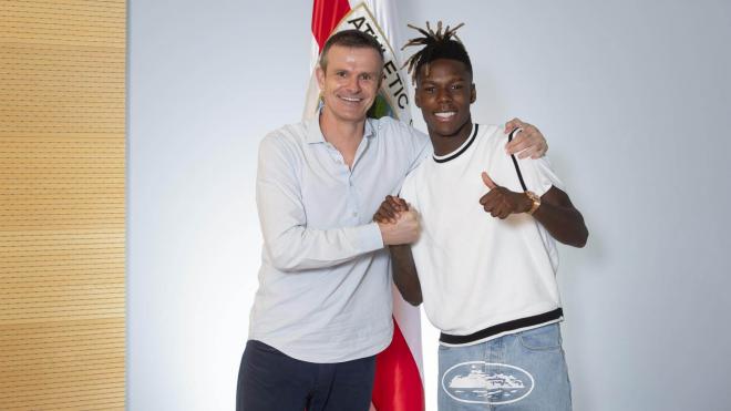 Nico Williams lo festeja con el presidente Jon Uriarte (Foto: Athletic Club).