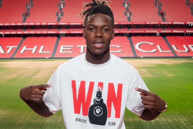 Nico Williams, en San Mamés, con el lema WIN en su camiseta (Foto: Athletic Club).