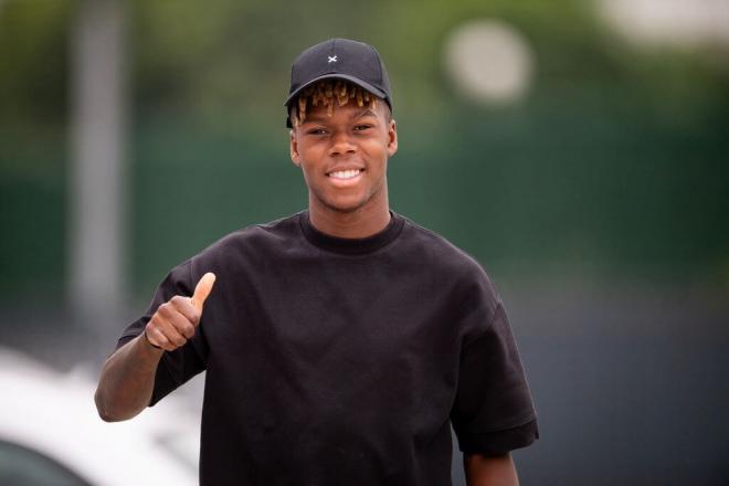 Nico Williams saluda al llegar a Lezama (Foto: Athletic Club).