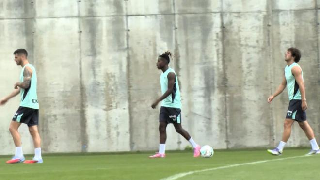 El internacional Nico Williams ya trabaja con el resto del equipo en Lezama (Foto: ElDesmarque).