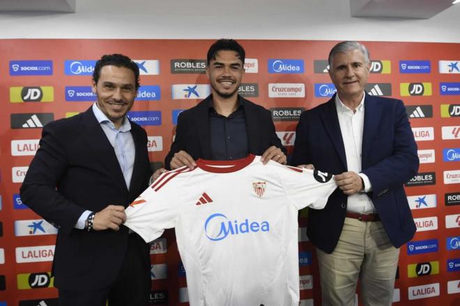 Gabriel Suazo, en su presentación como jugador del Sevilla (Foto: Kiko Hurtado).