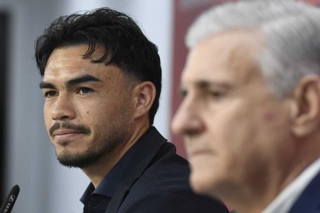 Gabriel Suazo, en su presentación como jugador del Sevilla (Foto: Kiko Hurtado).
