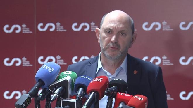 Rafael Louzán atiende a los medios.
