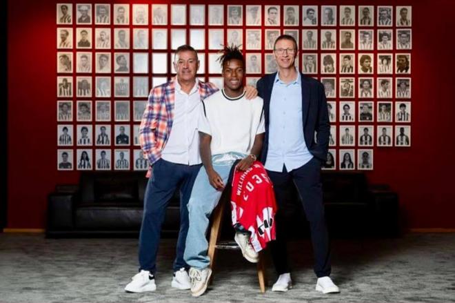 Félix Tainta y Juani Oyaga con Nico Williams en San Mamés tras renovar hasta 2035 (Foto: Athletic Club).