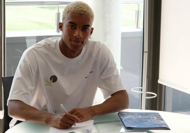Zac Shuaib firma en Zubieta. (Foto: Perfil oficial en Instagram)