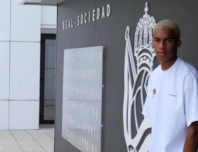 Zac Shuaib posa en Zubieta. (Foto: Perfil oficial en Instagram)