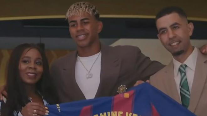 Lamine Yamal posando con sus padres y el '10'