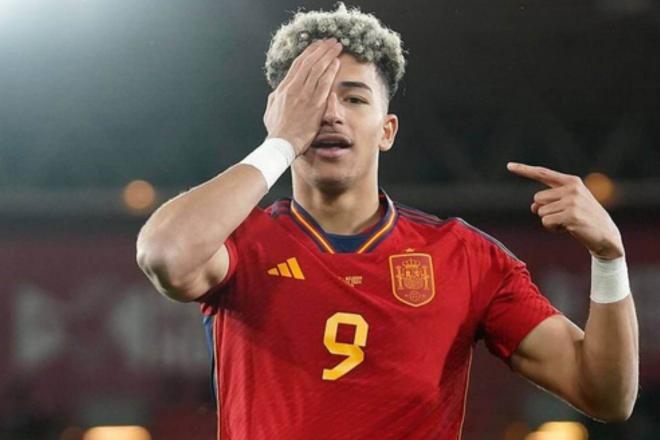 Mateo Joseph celebra un gol con España.