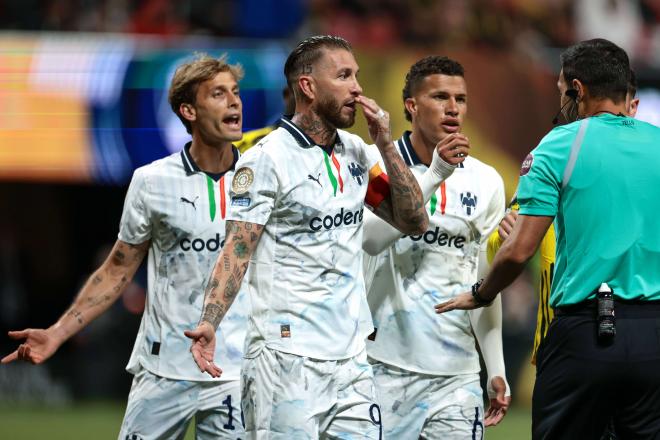 Nelson Deossa, junto a Sergio Ramos y Canales, en el Mundial de Clubes (Foto: Cordon Press).