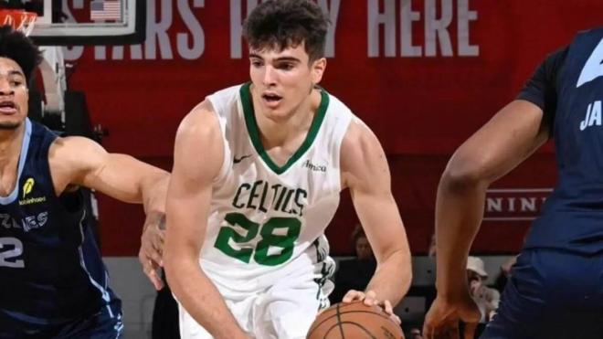 Hugo González jugando en la Summer League con los Boston Celtics (nba)