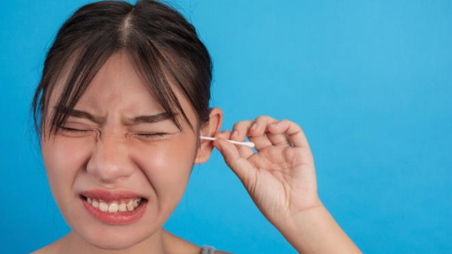 Joven con gesto de dolor metiéndose un bastoncillo en la oreja (Foto: Freepik)