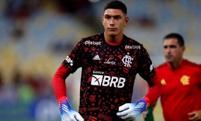 Caio Barone calienta antes de un partido del Flamengo.