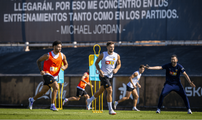 Carlos Corberán observa a Hugo Duro y Alberto Marí (Foto: Valencia CF)
