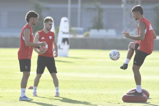 Carmona, a la izquierda, entrenando en pretemporada (Foto: Kiko Hurtado).